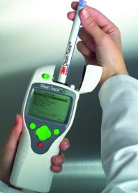 جهاز قياس ضوئي Luminometer. نراه في بعض معامل الأدوية، الأغذية ومجطات معالجة مياه الشرب ومياه الصرف الصناعي. 